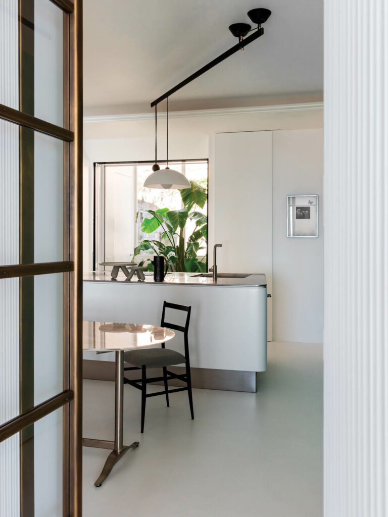 Vico Magistretti的老式天花板照亮厨房