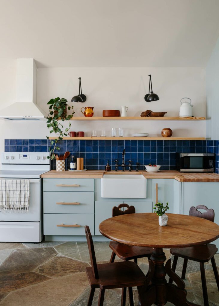 Koda套房的厨房中包括平铺黑布和农房水槽