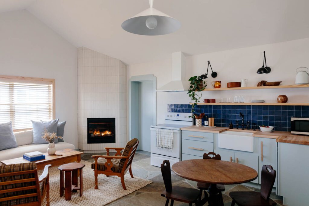 Koda套房生活餐厅装有壁炉