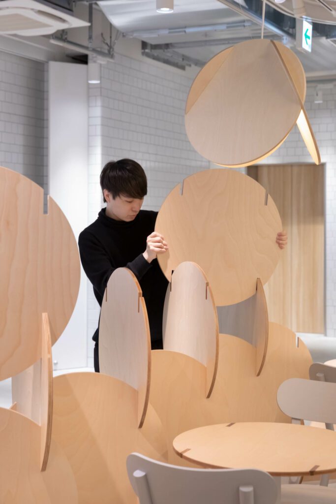 圆圈通过板搭配消除胶或其他粘合剂需求