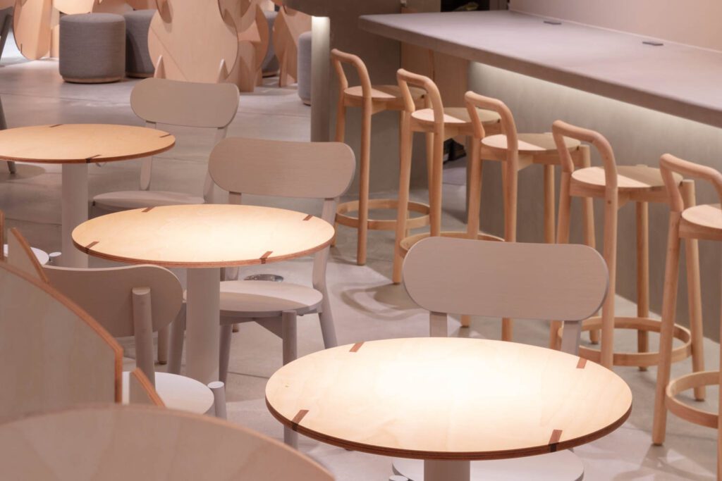 圆重现为桌面和座椅