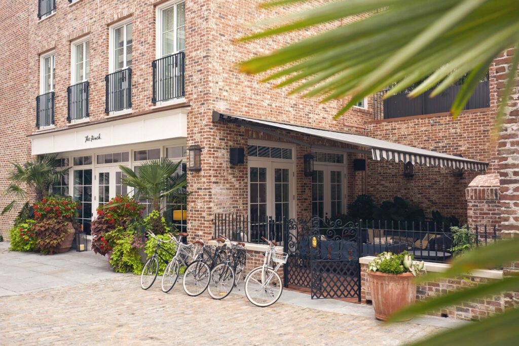 宾馆和餐厅建于1869年前Bob Ellis大楼原创外观沿金街可见