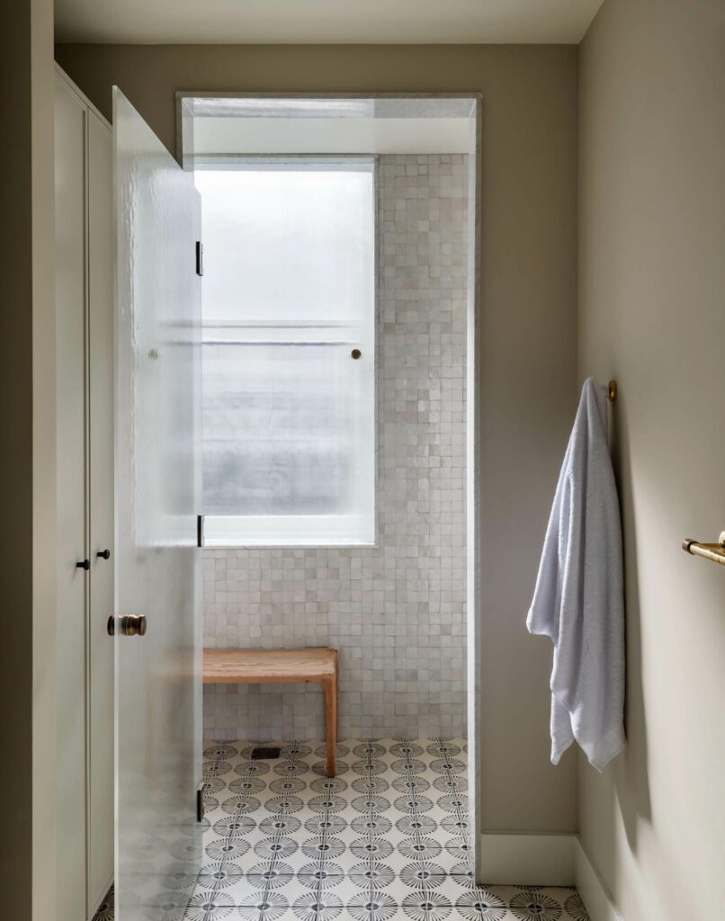 洗手间装有手画地板瓦