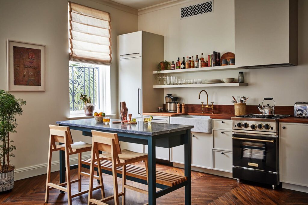 宁静厨房 有蓝岛和木凳