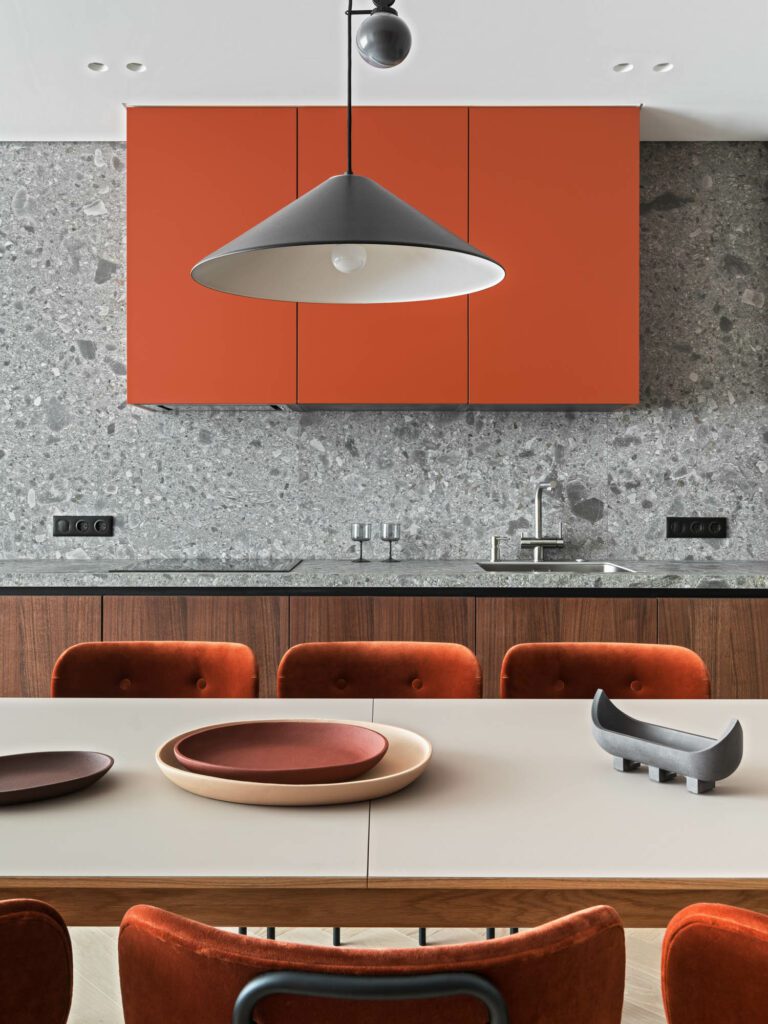 餐厅里 Artimed笔记本照亮 & tration餐厅表和Gubi轮椅厨房水槽和水龙头Blanco使用定制柜子和Italgraniti Ceppo DiGre计数反冲