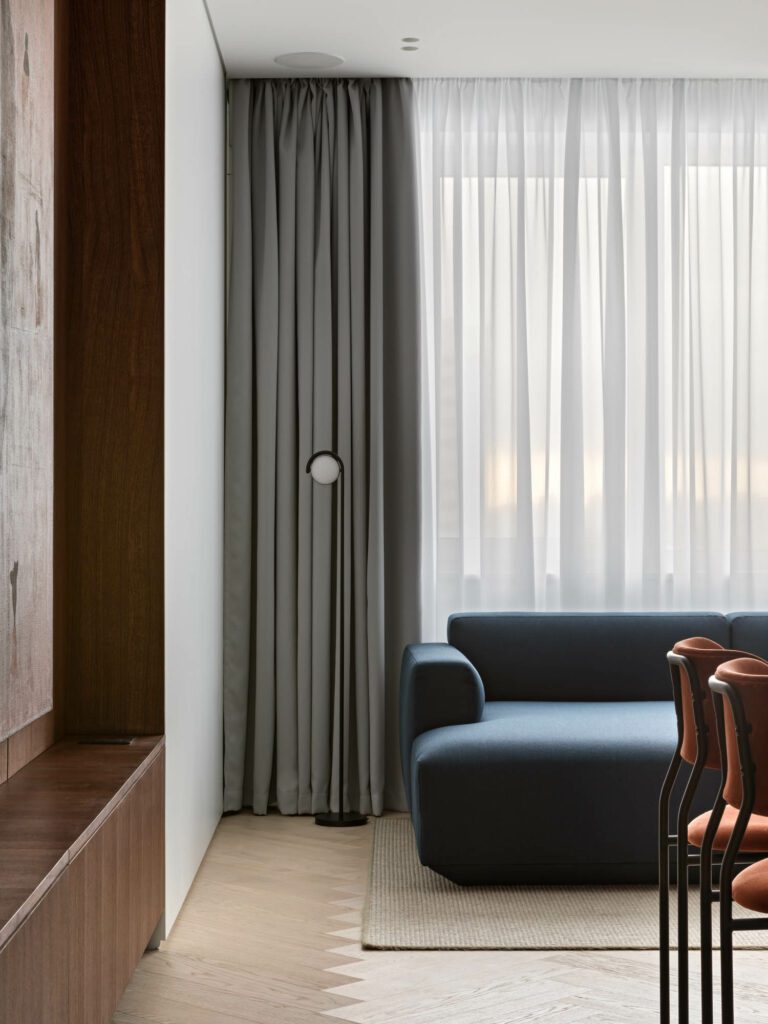 传统沙发Hay楼灯聚集在生活区Flexform地毯上