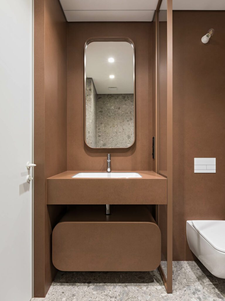 卫生间提供Villeroy和Boch马桶并用Tres水龙头下沉,并配有自定义镜像和Italgriti Nuances楼层