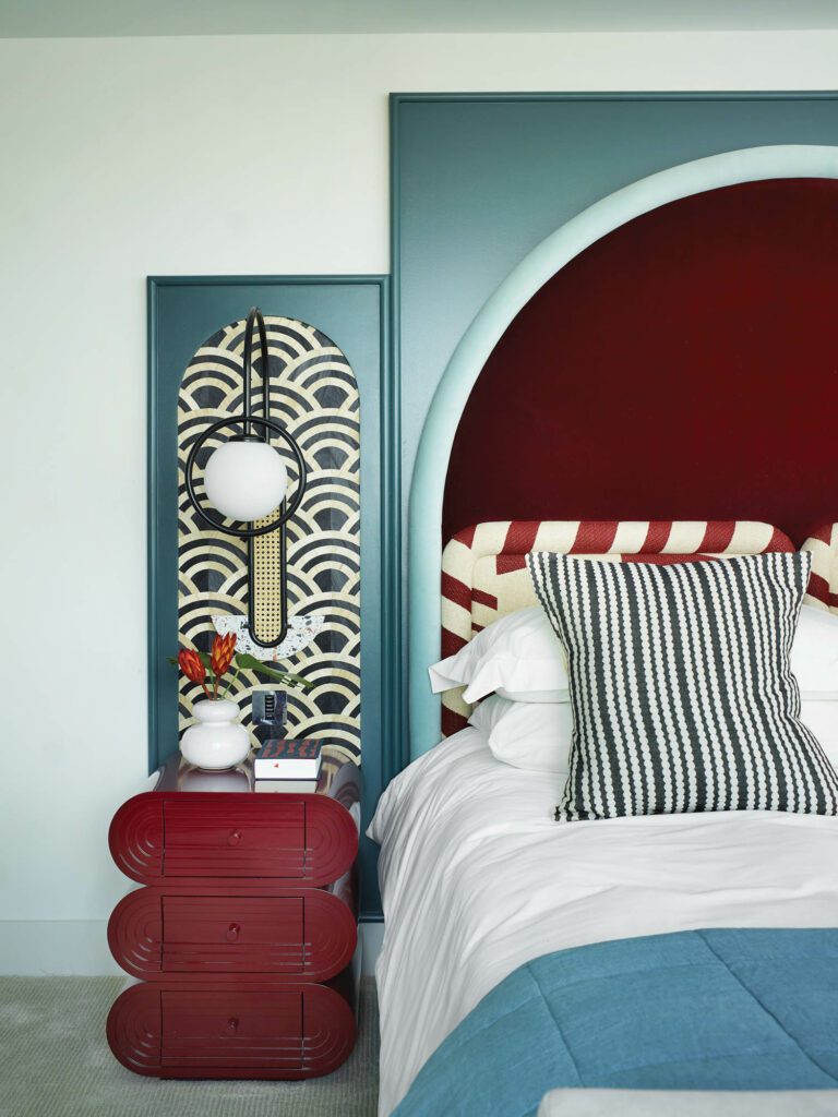 初级卧室是几何游戏,嵌入板搭建曲线天鹅绒头板和悬浮床边表,两者均定制鼠标框架光线Utu