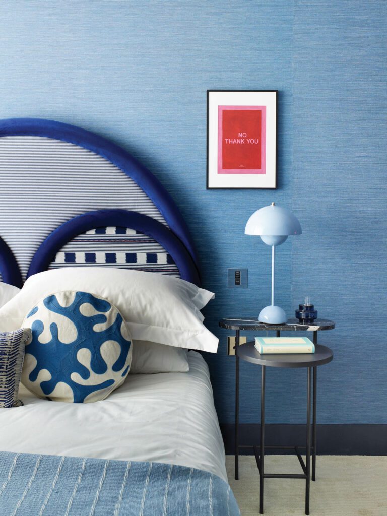 Vinylfax覆盖墙向两个客房之一提供纹理,并用Verner Panton花瓶灯插上Palette侧表