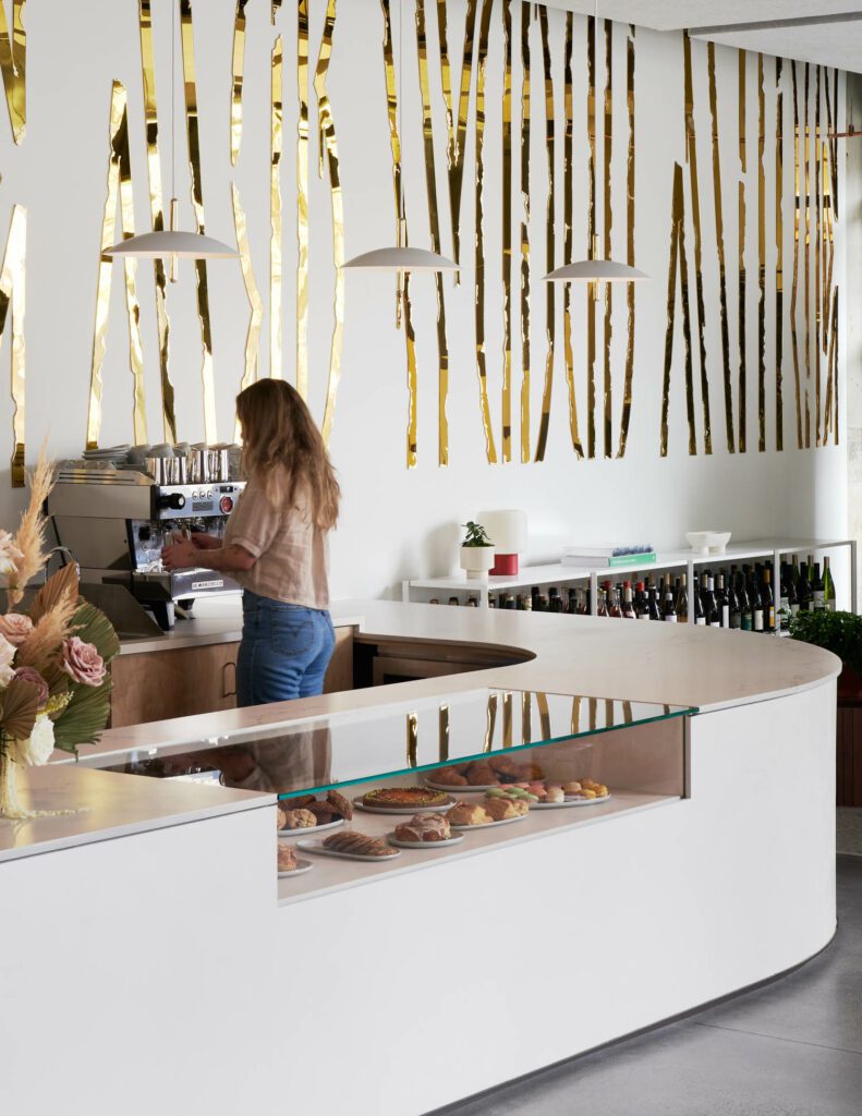 Quartz石咖啡柜台后方装有切丙基金镜和法术院受难边缘写道:“Wel-Come