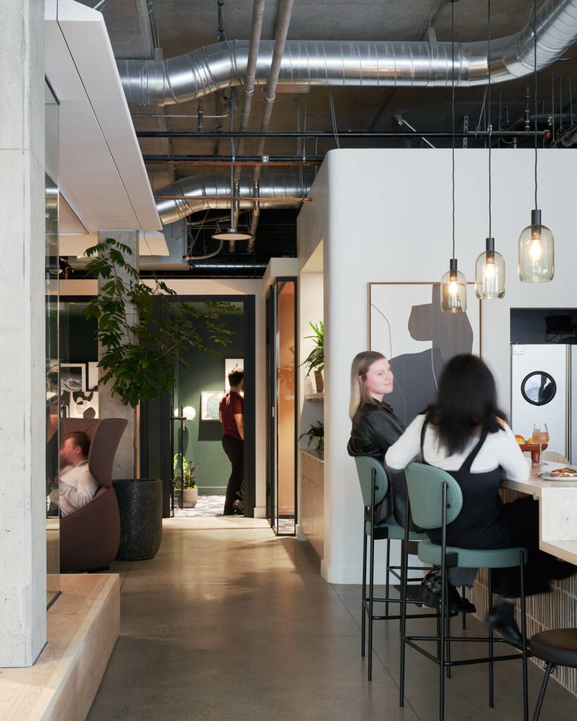 全功能鸡尾酒吧有Verner Panton工具箱和Bub嵌入式灯从Blu