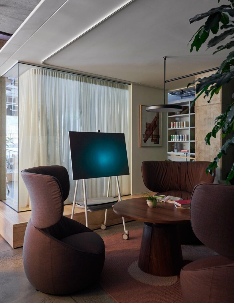 Moooi后翼臂椅高头阻帮助会议区声学分离,微软表层枢纽可智能显示演示或视频会议