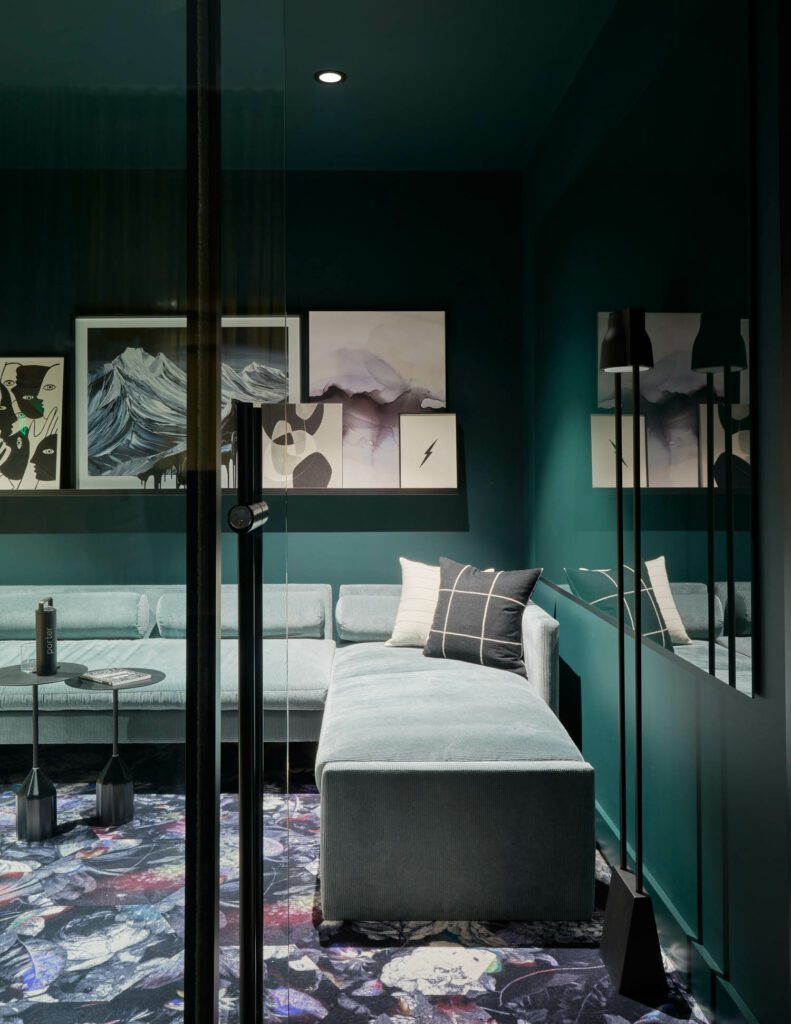 会议室沙发在TRNK旁边,而热点地毯牌则来自Moooi