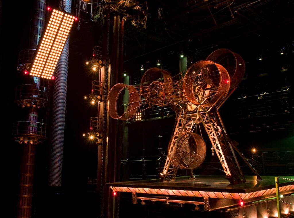 特殊特效包括119烟火装置、13000加仑液态氮和大约120火球放出每个节目