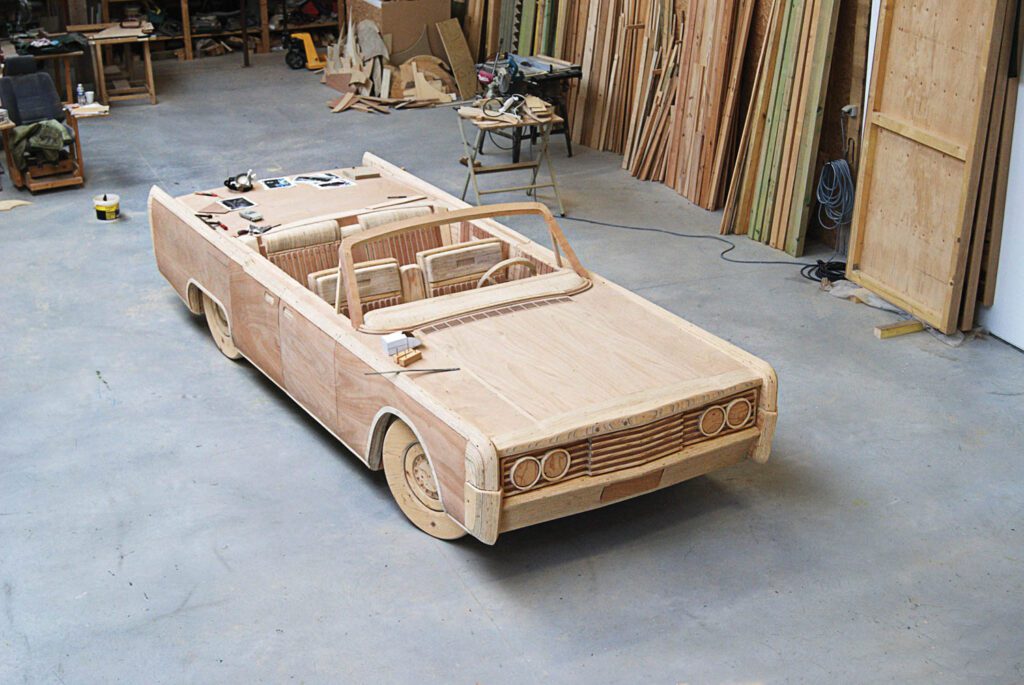 林肯是1960年林肯大陆全尺寸复制品,由当代法国艺人PascalRivet编写,其工作审查工业对手工制作,挑战复制手势