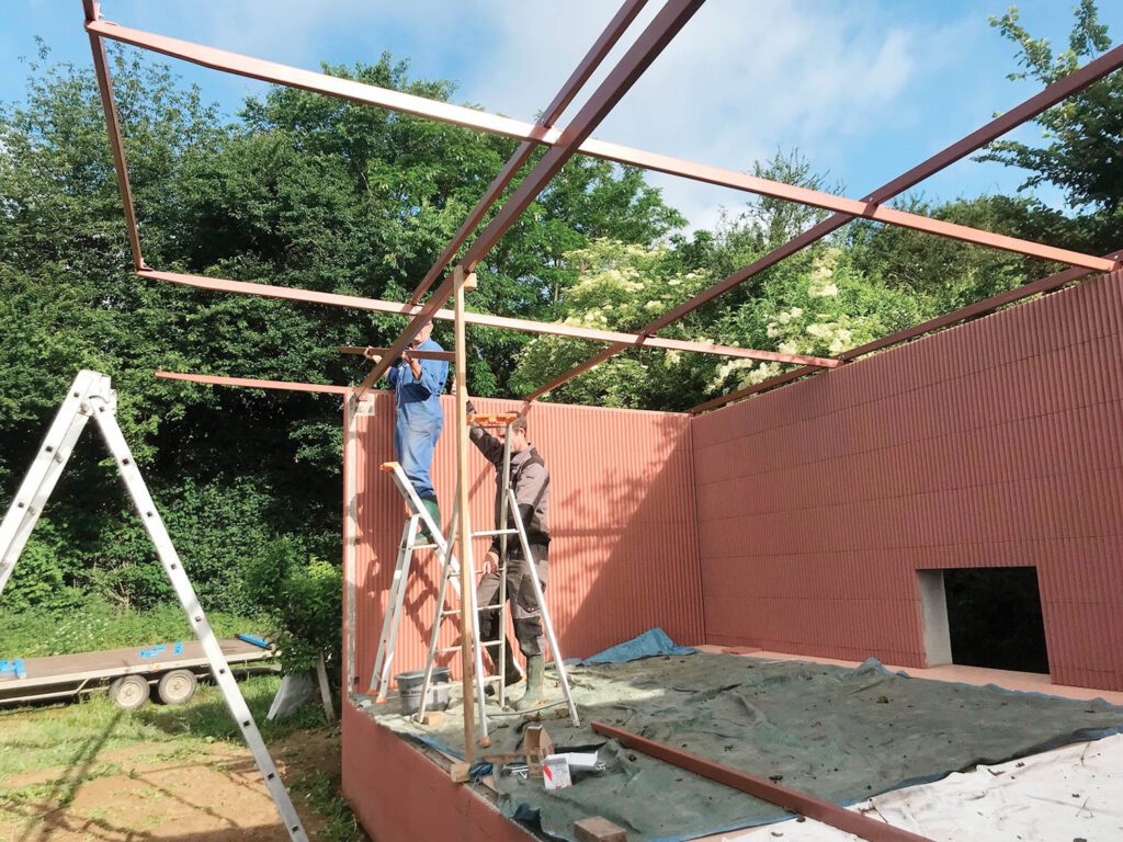 中心主管Nicolas Hérisson建议由本地工匠搭建Piacé小村路边田馆