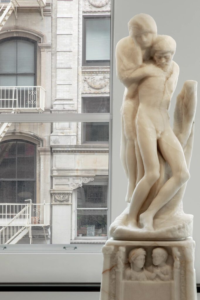 雕像后方内嵌黑底板 街面窗下只有一尺深