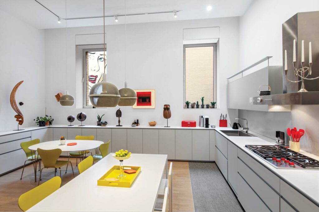 厨房前向生活/食宿区开放,后封装并装有新柜子、柜台和电机