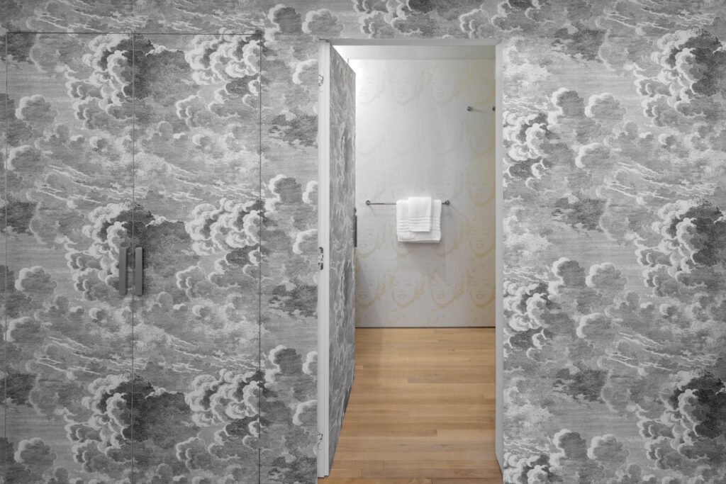 Fornasetti壁画启发客房壁纸,而浴室壁纸则建模在Andy Warhol屏幕上Marilyn Monroe复数打印