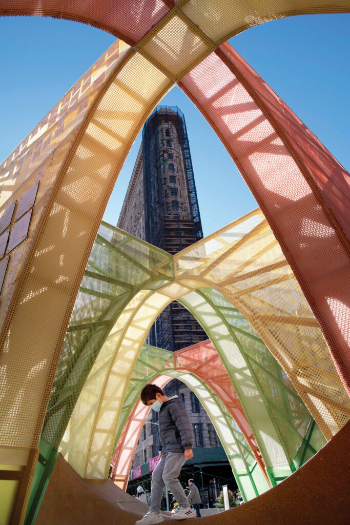 儿童打杂堆装火药电弧板和红黄绿板板 纽约曼哈顿Flatiron大楼前