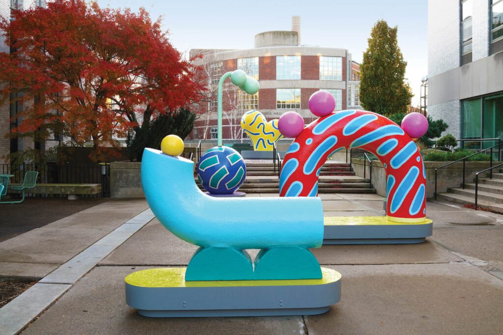 波士顿大学校园中 由亮蓝红色数列成形雕像