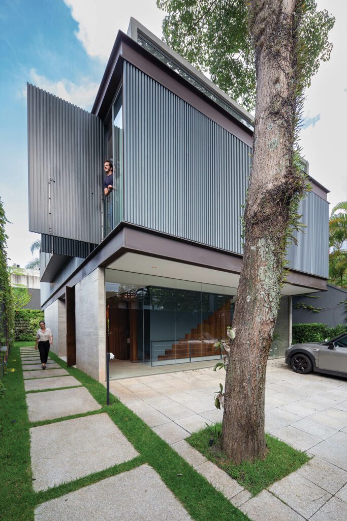 顶部嵌入一盒状体积 折叠钢 Lamina