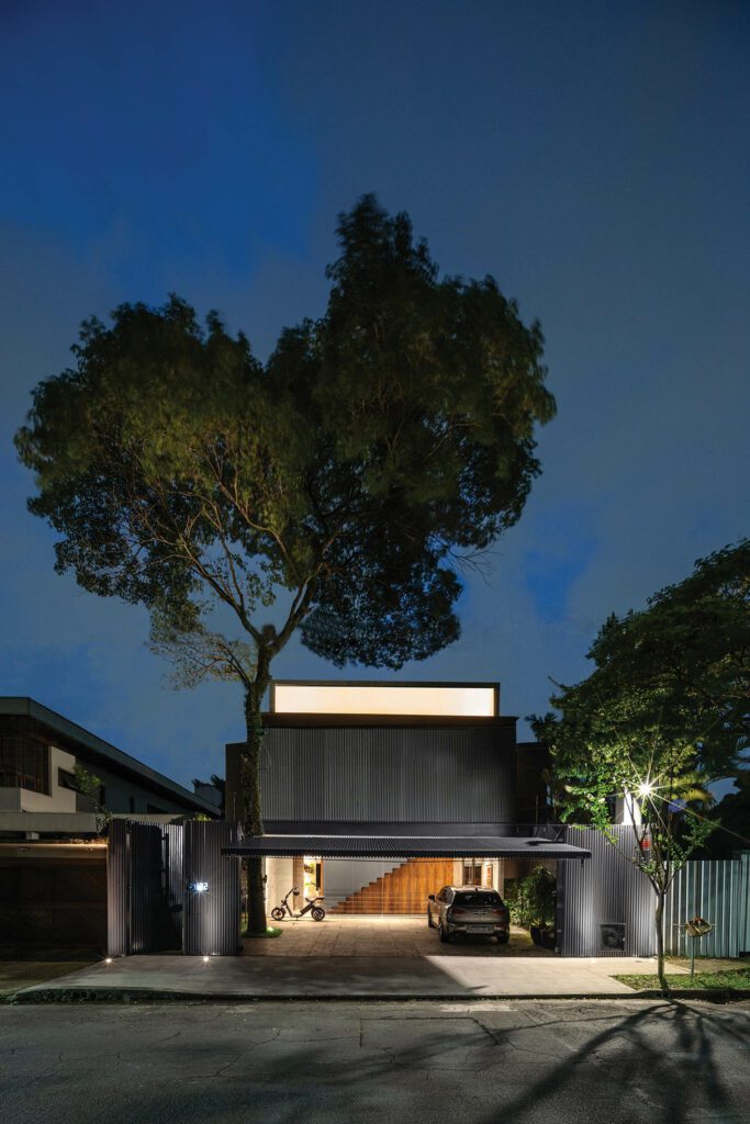 汽车夜间进车库