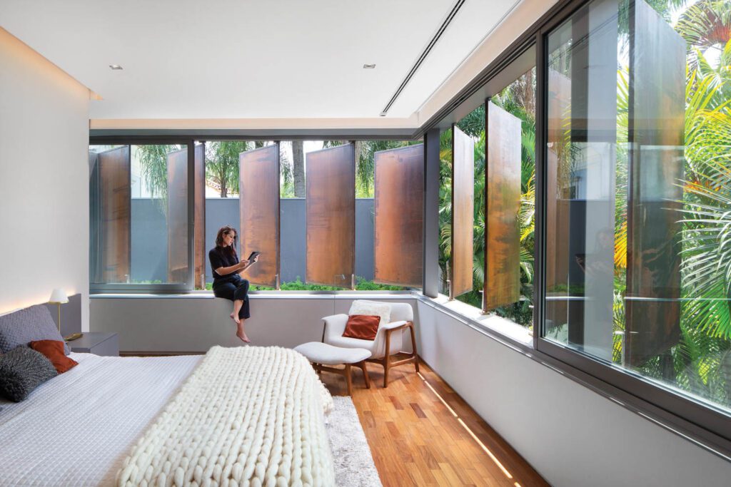 窗口和悬浮板打开后,热带绿化嵌入主卧室