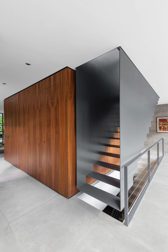 悬浮焊接楼梯提供二楼家庭区