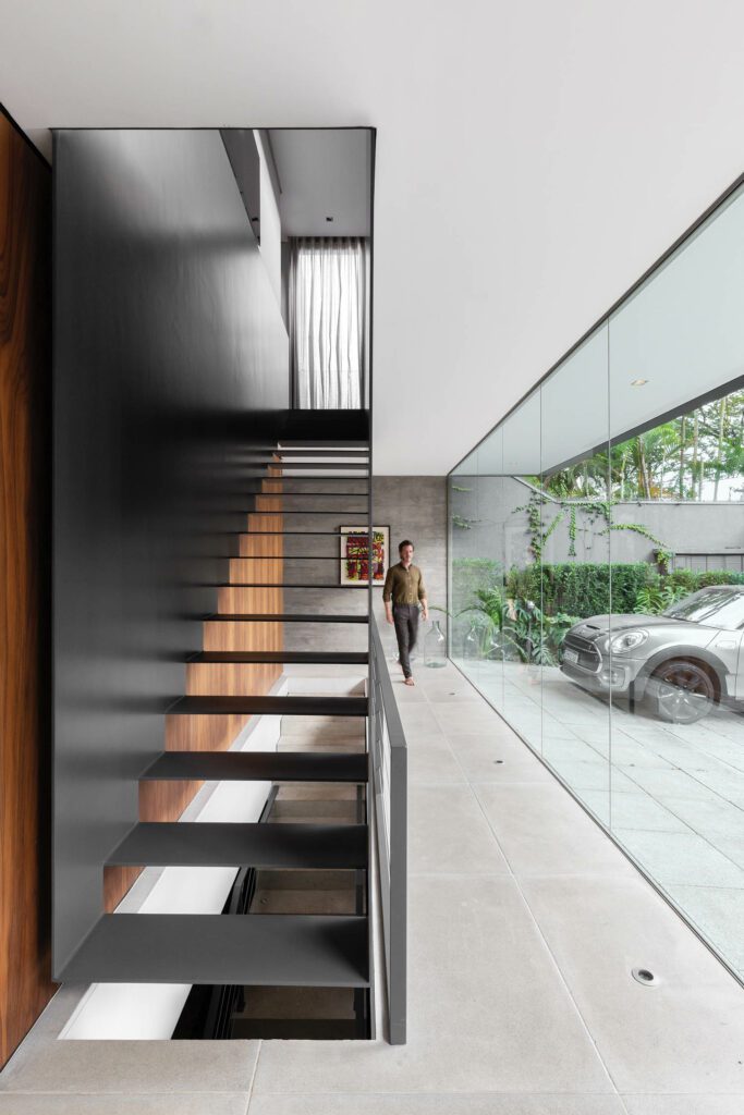 楼梯从底层向上