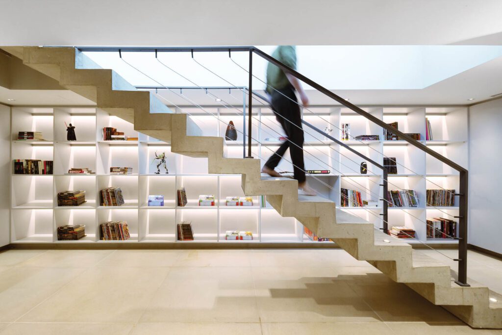 浮水泥楼梯LED上灯通向地下室游戏室