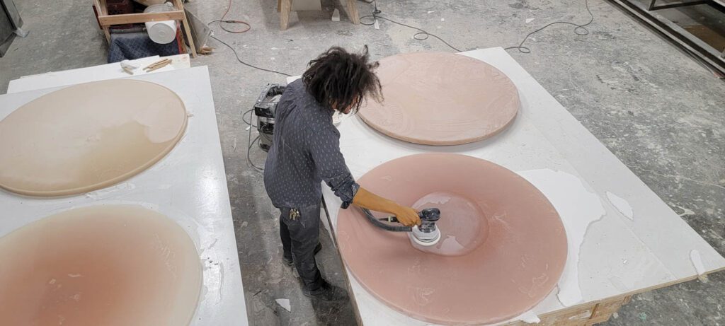 Quincy Ellis用淡粉色树影擦一块圆形块