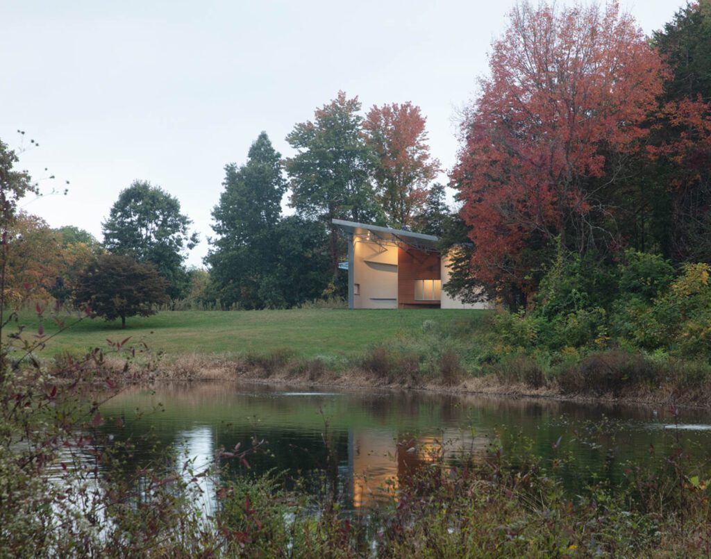 角房顶似乎伸展到 地产电流池