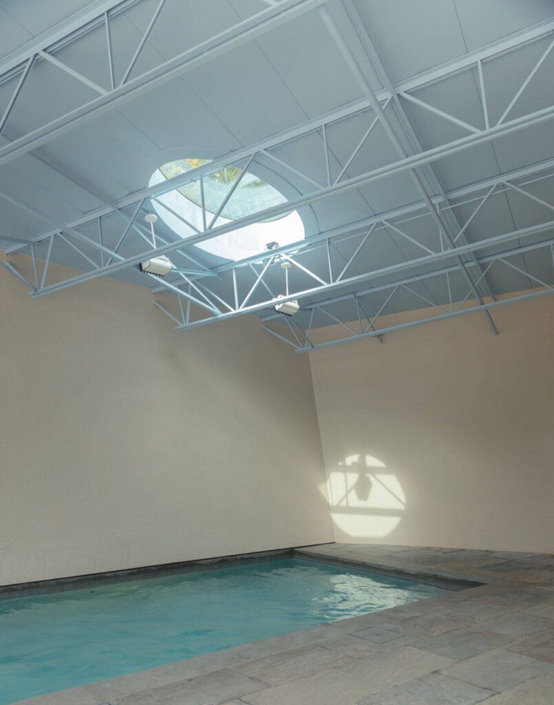 一对天窗照亮内部墙