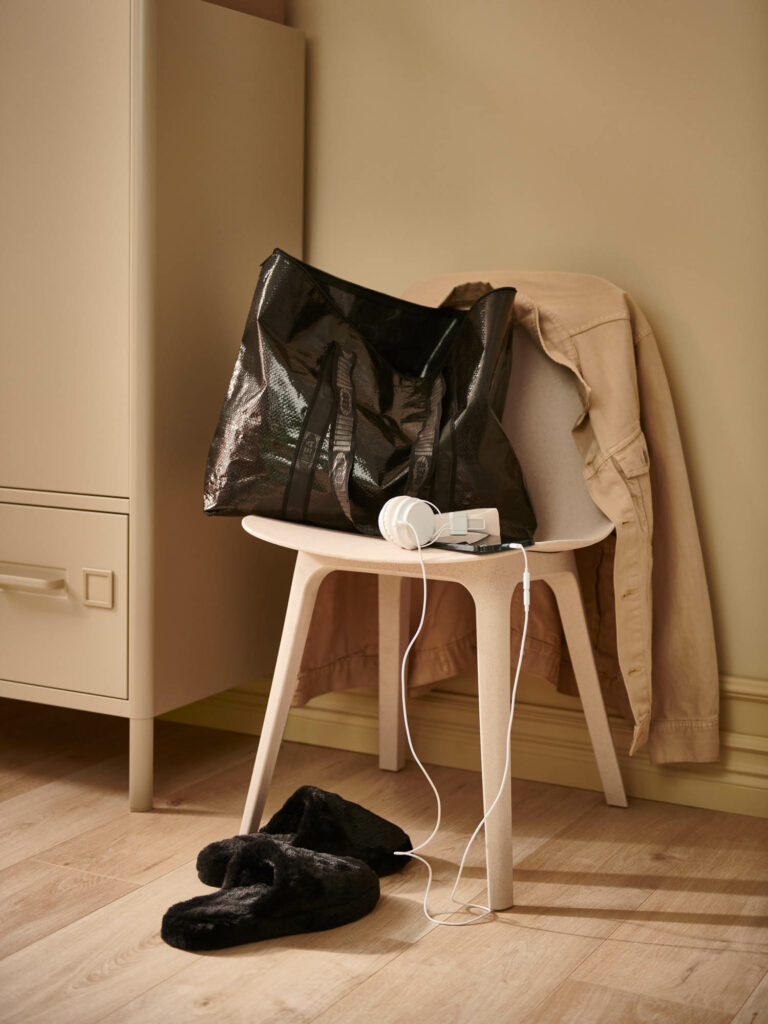 一双毛拖鞋包含在集合中