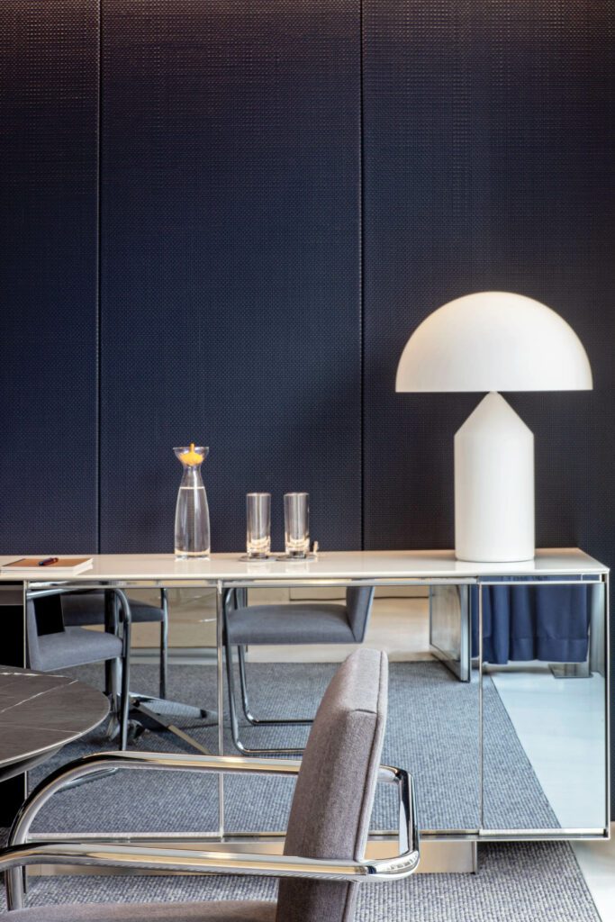 会议室皮层覆盖板和Vico MagistrettiAtollo灯