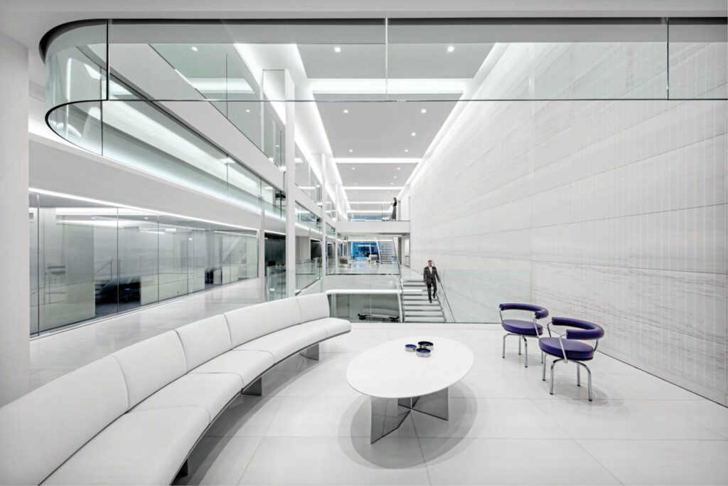 接收区长白沙发和两张紫色椅子