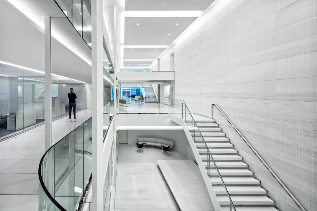 视线从接收站跨楼100尺到外围窗口