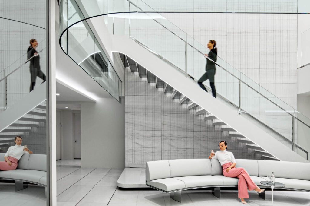 会议中心楼梯上环绕着曲线玻璃