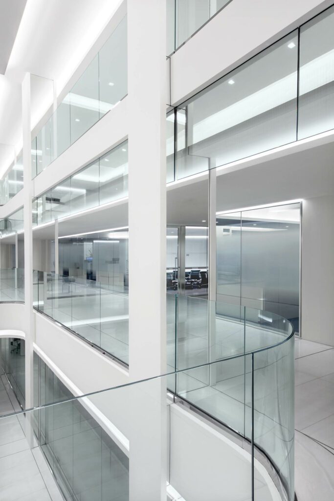 三层体积从会议中心中间刻出