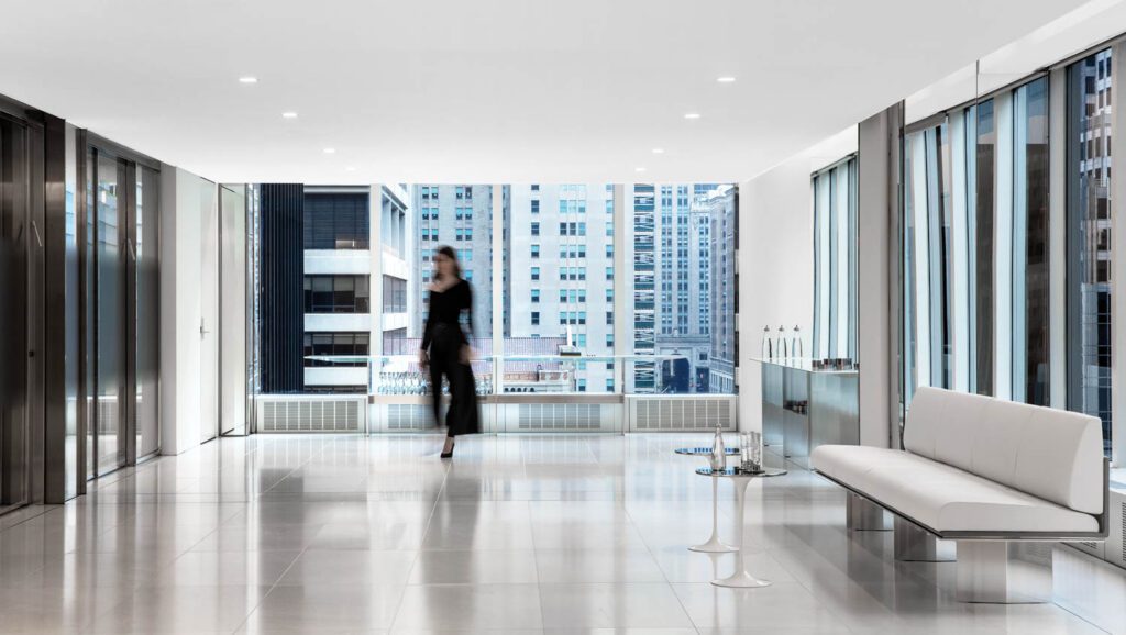 一个女人走过破解区前 皮层装饰沙发