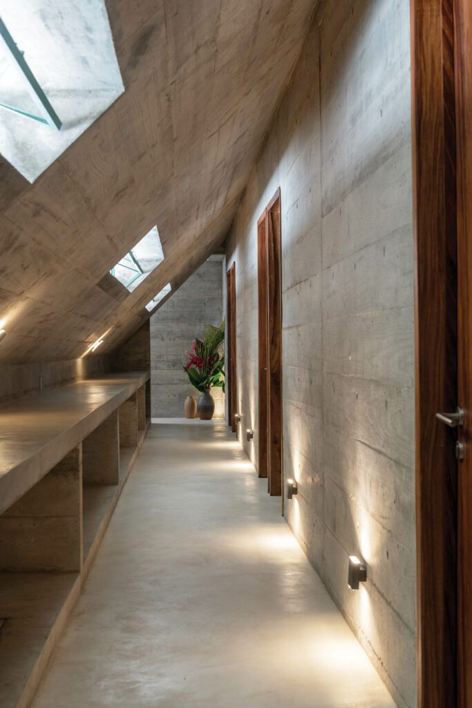 带斜天花板的通道引出像Uxmal或Palenque等墨西哥遗址的古老废墟