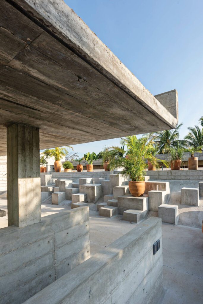 由65个混凝土立方块组成并原地投放,提供多功能座区