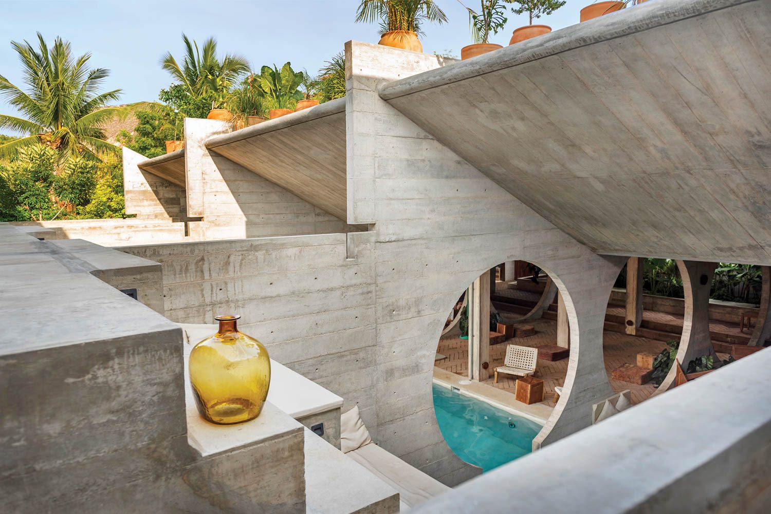 爬上游泳池上方10尺的滑房将目光引向天空