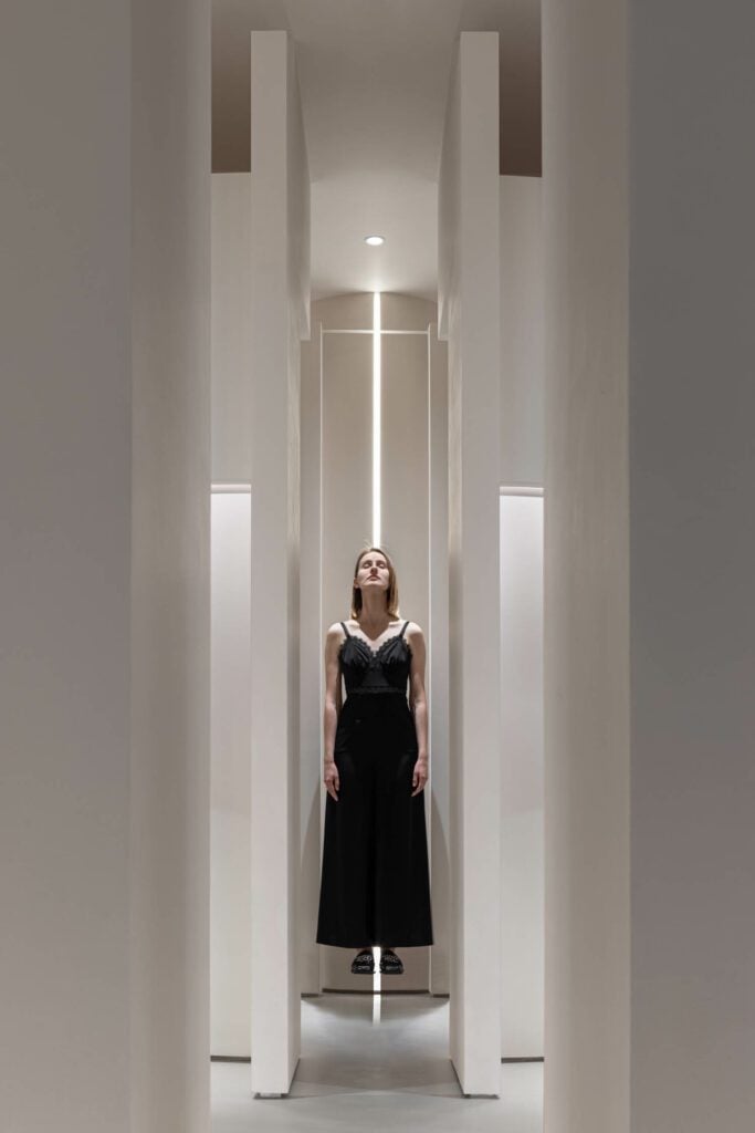 走廊由LED条照亮