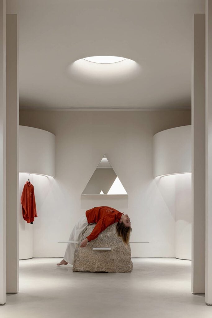 入口处大片中国黄麻花岗岩嵌入面板