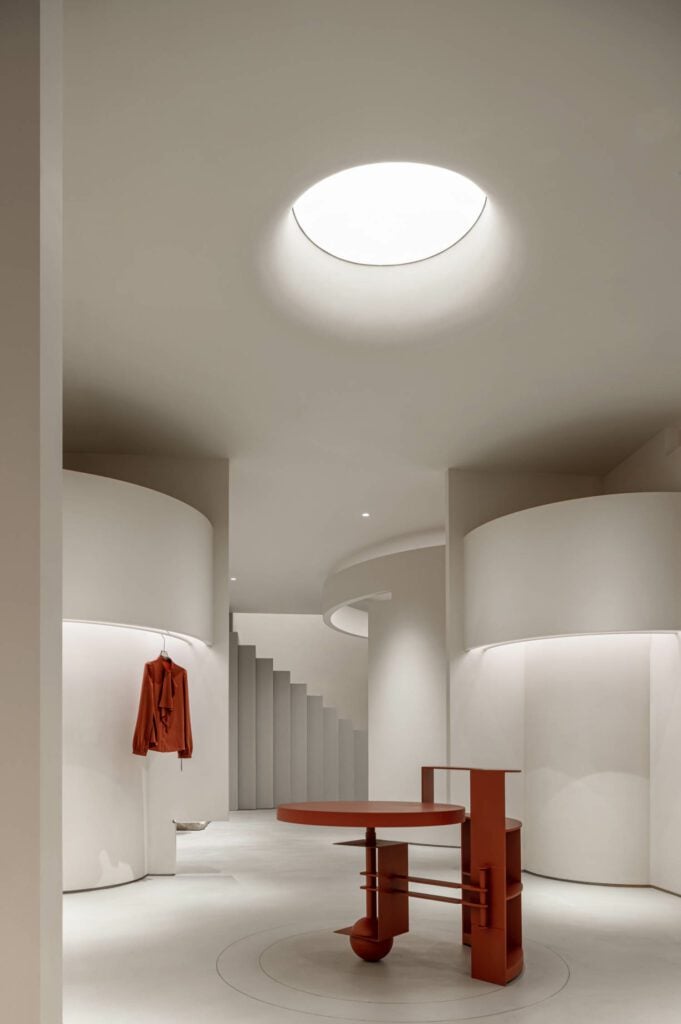 红色显示器布满粉状钢