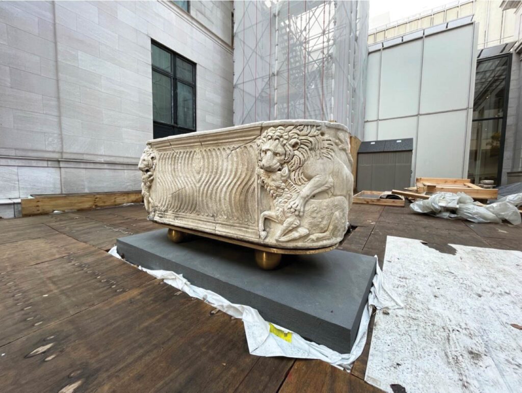 3世纪罗马石棺 由Morgan于1913年购买 现在花园居中