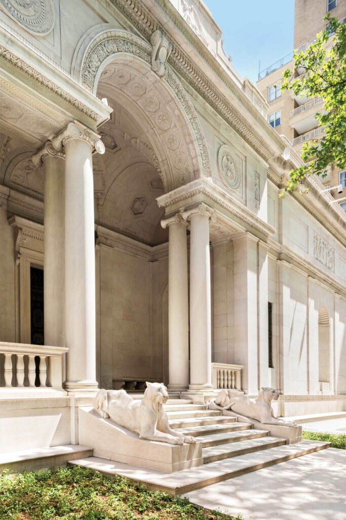 修复工作包括修复和清理原创石灰石前台和Edward Clark Potter的一对大理石母子,均以他1903年在Bronx动物园画的实战模型为基础