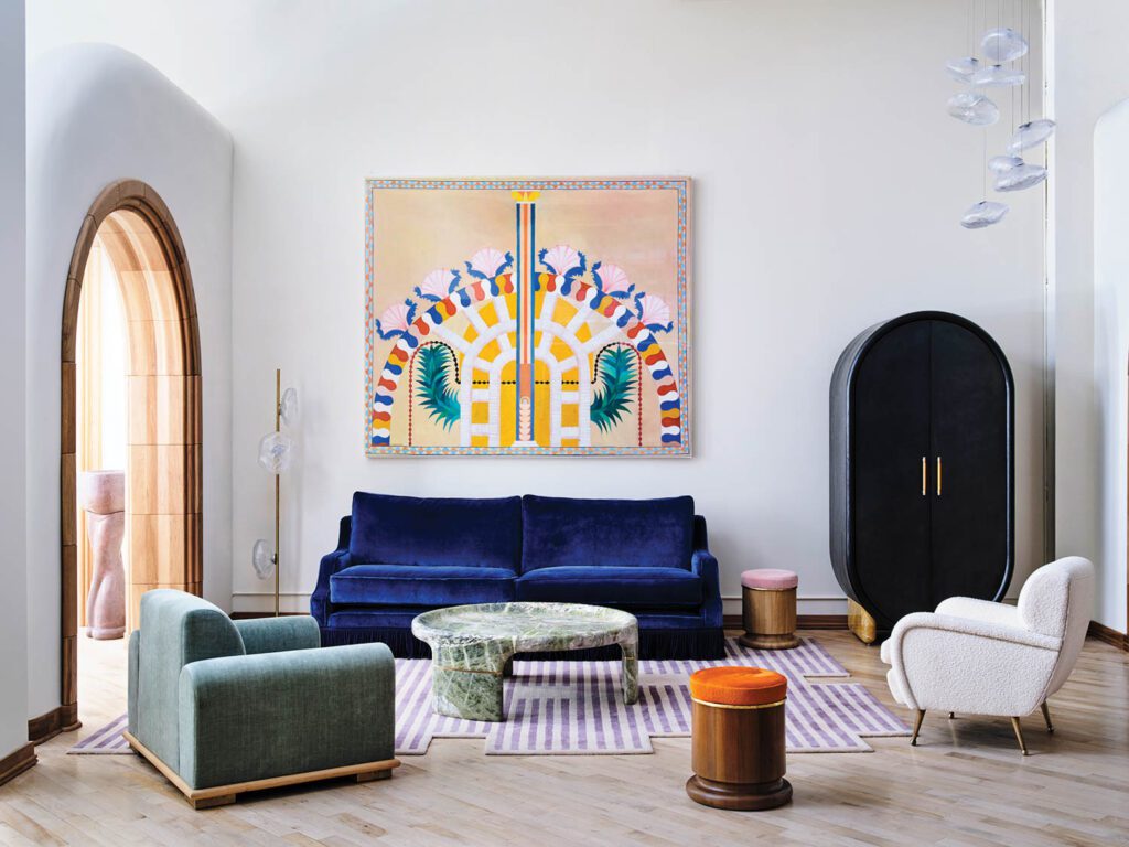 天鹅绒沙发 浅灰臂椅 和富有活力的画